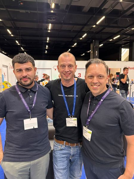 Felix Bechmann (m., Label-the-cable) mit Tarkan Ersoy und Christian Kühn (EFB). (Bild: Vogel IT-Medien)
