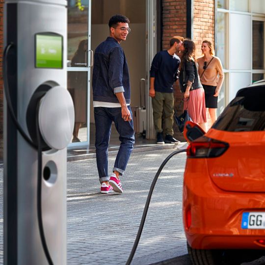 Kilometerkosten und Umweltaspekte sind E-Auto-Interessenten laut PwC besonders wichtig.(Bild:  Opel)