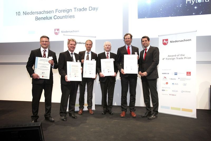 Matthias Klausing, Geschäftsführer der Hytera Mobilfunk GmbH (Gewinner), Theo Bohlen, Geschäftsführer der B-Plast 2000 Kunststoffverarbeitungs GmbH (nominiert), Thomas Alten, Geschäftsführer der Keramischer Ofenbau GmbH (nominiert), Johann J. Köster, Vorstandsvorsitzender der Köster Bauchemie AG (nominiert) sowie Michael von Laer, Geschäftsführer der Leiber GmbH (nominiert) mit Olaf Lies, Niedersächsischer Minister für Wirtschaft, Arbeit und Verkehr, bei der Verleihung des 4. Niedersächsischen Außenwirtschaftspreises in der Kategorie Kleine und mittlere Unternehmen (KMU) (v.l.n.r.) (Bild: Niedersachsen Global)