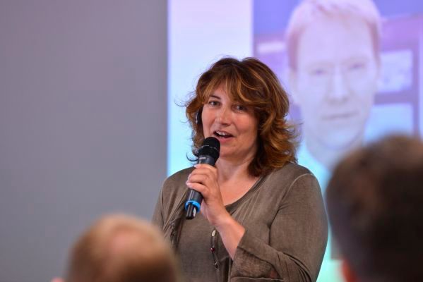 Claudia Mallok stellt den ersten Referenten, Dr. Andreas Gontermann, den Chefvolkswirt des ZVEI, vor. (Bild: Johannes Untch/Vogel Business Media)