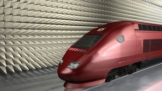 Eine komplette elektrische Lokomotive wird einem Hochfrequenz geschirmten Raum geprüft (Archiv: Vogel Business Media)