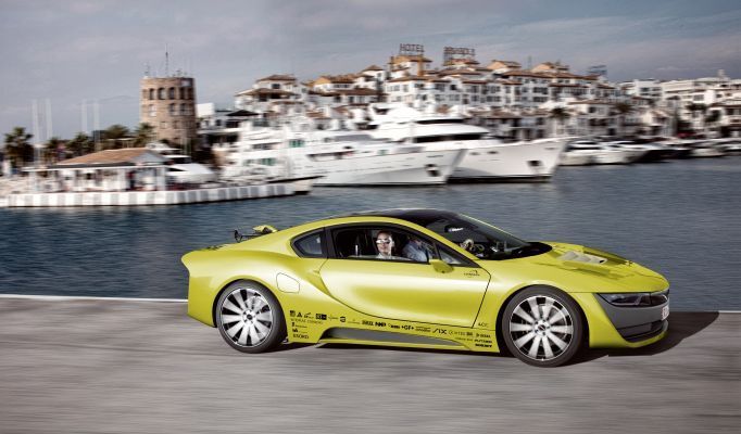 Der hybride Sportwagen Σtos: unterwegs mit persönlichem Autopilot und Drohne. (Rinspeed)