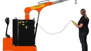 Der Gegengewichtskran kann bequem von einer Person auch über längere Strecken mit Last verfahren werden. (Frenzen)