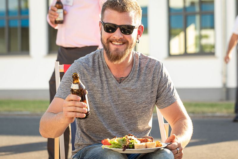 Steckverbinderkongress 2022: Das Get together am 4. Juli 2022 und die Abendveranstaltung am 5. Juli 2022 auf dem Vogel-Campus boten viele Gelegenheiten sich in entspannter Atmosphäre auszutauschen und zu netzwerken. Schon so manches Projekt nahm hier seinen Anfang. (Bild: Elektronikpraxis)