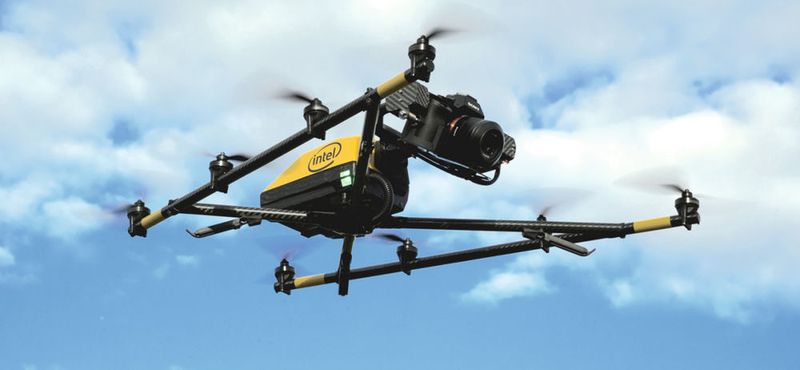 Intel Falcon 8+: Der Octocopter in V-Form ist durch seine acht Motoren mit jeweils 125 Watt Spitzenleistung in der Lage, bis zu 0,8 kg Nutzlast in die Luft zu bringen. (Bild: Bild: Intel)
