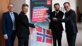 Von links: Håkon Haugli (CEO Innovation Norway), Robert Habeck (Bundeswirtschaftsminister), Jan Christian Vestre (Minister für Handel und Industrie von Norwegen), Jochen Köckler (Vorsitzender des Vorstandes der Deutschen Messe AG). (Bild: Hannover Messe)
