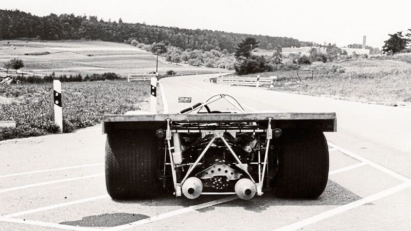 Ein 917/10 Spyder 1971 auf der Strecke, der Blick geht unverstellt nach Norden zum Entwicklungszentrum. Leitplanken sind noch eher die Ausnahme, als Streckenbegrenzung dienen örtliche Gewächse. So war das damals.