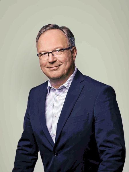Uwe Horn verstärkt seit dem 1. Januar als Geschäftsführer die Unternehmensleitung des Engineering-Spezialisten IAV. Der 57-jährige Horn tritt die Nachfolge von Kai-Stefan Linnenkohl an, der das Unternehmen nach knapp fünf Jahren verlassen hat.

In seiner Funktion verantwortet Horn das Personalwesen, das Gesundheitswesen und den Arbeitsschutz. Außerdem fallen die berufliche Aus- und Weiterbildung sowie die Sozial- und Altersfürsorge in seinen Zuständigkeitsbereich.

Horn war in der Vergangenheit unter anderem Personalleiter der VW-Werke in Zwickau und im polnischen Posen. Seit 2018 war er Mitglied der Geschäftsführung der Autostadt in Wolfsburg. (Auto-Medienportal.Net/Kruszewski, Marek)