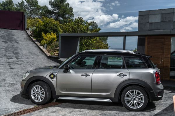 Bei Ausnutzung aller Sitzplätze fällt das Gepäckraumvolumen des MINI Cooper S E Countryman ALL4 nur geringfügig kleiner aus als bei den herkömmlich angetriebenen Modellvarianten.  (Mini)