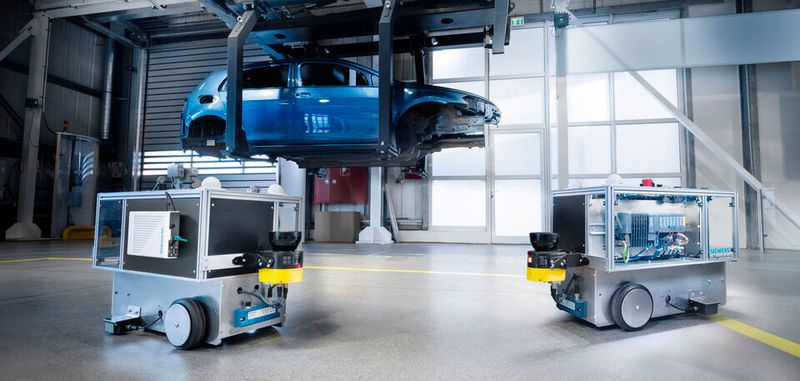 Ganz real: In einem eigenständigen 5G-Netzwerk lassen sich Industrieprodukte unter realen Bedingungen testen. Siemens stellt das Industrie-Setup zur Verfügung, unter anderem Simatic-Steuerungen und IO-Devices.(Bild:  Siemens AG)