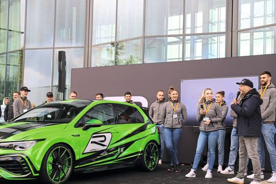 In der Wolfsburger Autostadt stellten die Azubis den Hurricane vor. In der Wolfsburger Autostadt stellten die Azubis den Hurricane vor.