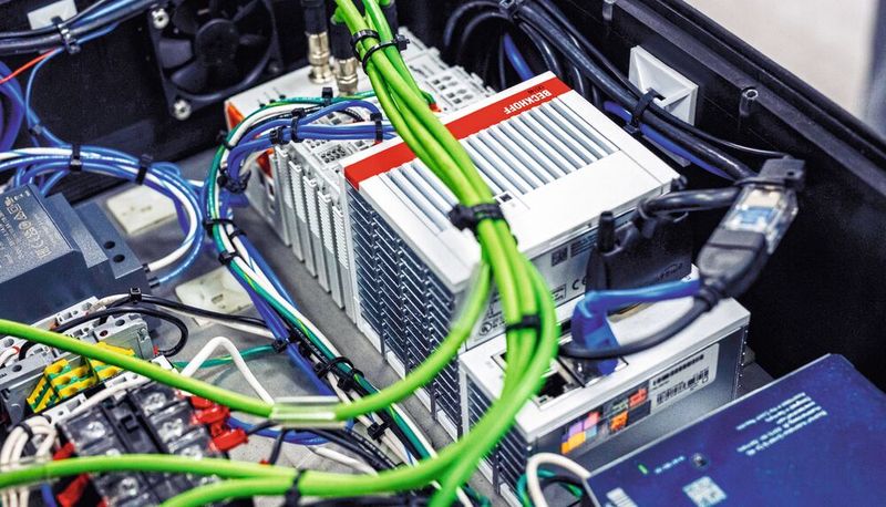 In the portable control boxes of the Fire Snake, the Embedded PCs CX5140 and CX8190 are compactly installed along with directly aligned EtherCAT terminals (pictured here CX5140). (Image:Beckhoff)