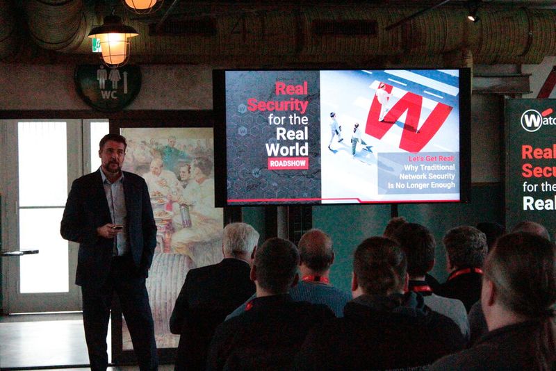 Corey Nachreiner, Chief Security Officer bei Watchguard, gab spannende Einblicke in die aktuellen Security-Herausforderungen. Dabei ist beesonders wichtig: traditionelle Netzwerk-Sicherheitslösungen reichen mittlerweile nicht mehr aus, um nachhaltigen Schutz zu liefern. (Bild: Watchguard Technologies)