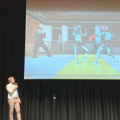 Prof. Dr. Alexander König von der Technischen Universität München gibt einen Einblick zum aktuellen Stand von KI und Robotersystemen.  (Bild: © Serina Sonsalla)