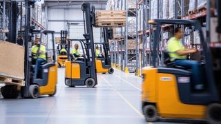 Leadecs „TwinFleet“ dient der datenbasierten Optimierung in der Intralogistik und wirkt sich auch positiv auf die Arbeitssicherheit aus. (Bild: Shutterstock AI/Shutterstock)