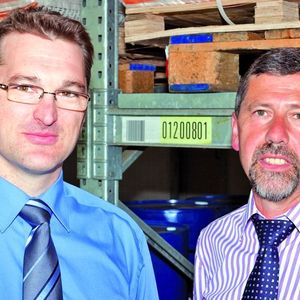 CHT-Logistikleiter Jürgen Hofer (links) und GAI-Geschäftsführer Erich Schorer freuen sich über eine gelungene Modernisierung des Datenflusses im CHT-Lager. Bild: GAI