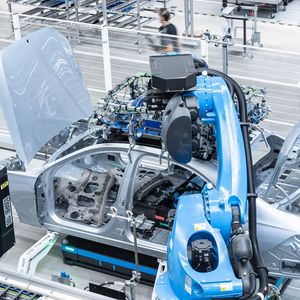 Auf nur einer Ebene können in der Factory 56 alle Montageschritte für Fahrzeuge verschiedener Aufbauformen und Antriebsarten erfolgen.(Bild:  Mercedes Benz)