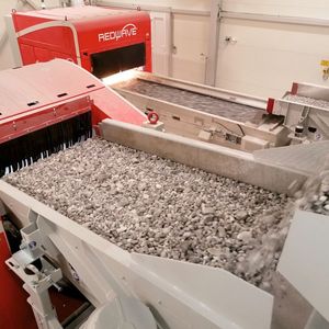 Das Material wird über einen Vibrationsförderer auf die gesamte Sortierbreite verteilt.(Bild:  Redwave)