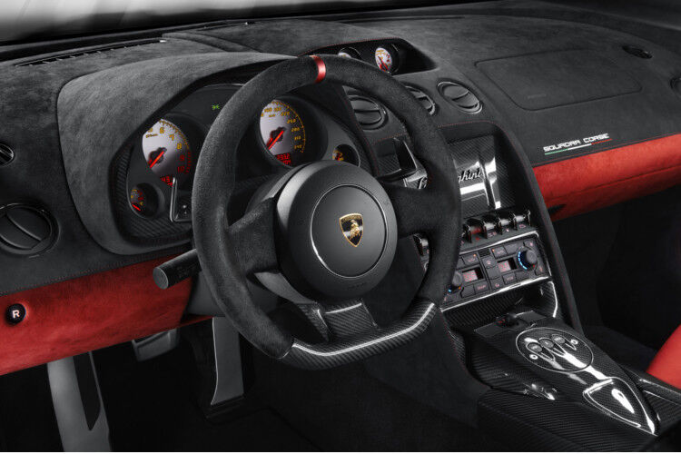 Wie auch das Rennfahrzeug nutzt der Gallardo Squadra Corse serienmäßig ein automatisiertes Sechsganggetriebe, das der Fahrer mit Wippen am Lenkrad bedient. (Foto: Lamborghini)