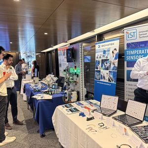 Der Swiss Automation Day der Ostschweizer Fachhochschule in Rapperswil hat sein 15 jähriges Jubiläum gefeiert. Mehr als 30 Aussteller haben Ihre neuesten Technologien im Bereich Automatisierung präsentiert.(Bild:  Anne Richter, VCG)