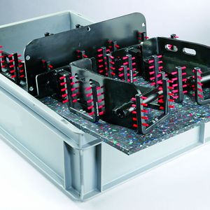 Bild 1: Komplettes Fixiersystem aus Grundplatte und faserhaltigen Segmenten für den sicheren Teiletransport in einem Behälter. Bild: Mink Bürsten