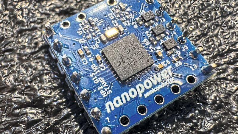 Power saver for the IoT: The Npzero module takes over sensor monitoring and sends the main processor into deep sleep.(Image: Manuel Christa)
