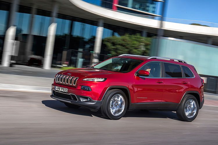 Der Cherokee 2.0 Multijet mit 103 kW/140 PS, Frontantrieb und Sechsgangschaltgetriebe konsumierte im Test 6,3 Liter Diesel je 100 km. Der 2.2 Multijet (147 kW/200 PS), Allradantrieb und Neunstufenautomatik schluckte 7,4 Liter je 100 km (CO2-Emission: 165 g/km bzw. 194 g/km). Die NEFZ-Werte betragen 5,3 Liter und 5,7 Liter je 100 km (139 g CO2/km bzw. 149 g CO2/km). (Jeep)