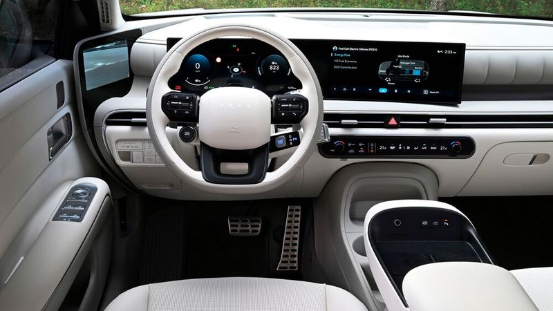 Der Innenraum ist sympathisch hell, modern und wohnlich eingerichtet. (Bild: Hyundai)