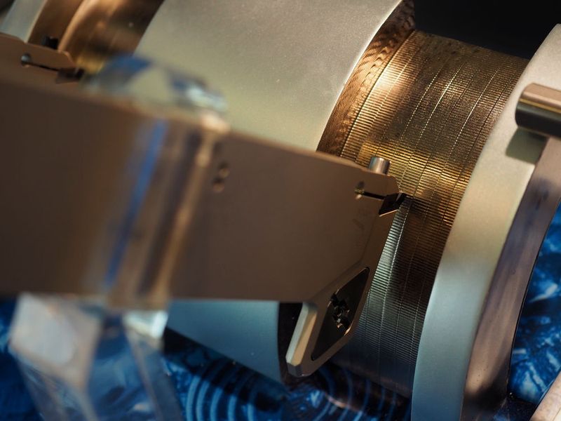 Anti-Vibrations-Schneidenträger zum tiefen Ein- und Abstechen. Die hier gezeigte Oberfläche wird generiert, wenn ohne Vibrationsdämpfer gearbeitet würde.  (Matthias Böhm/SMM)