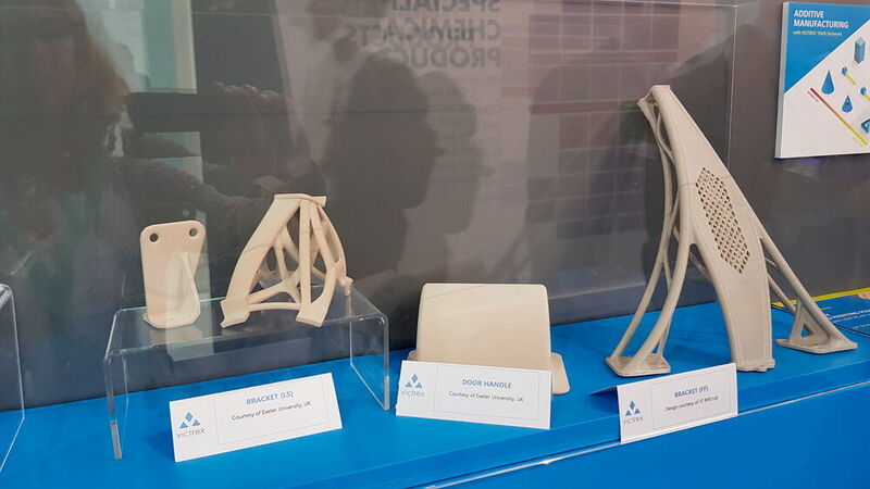 Victrex zeigte neue PAEK-Materialien für den 3D-Druck: ein Filament für filamentbasierte Verfahren und feines Pulver für das Lasersintern. (D.Quitter/konstruktionspraxis)