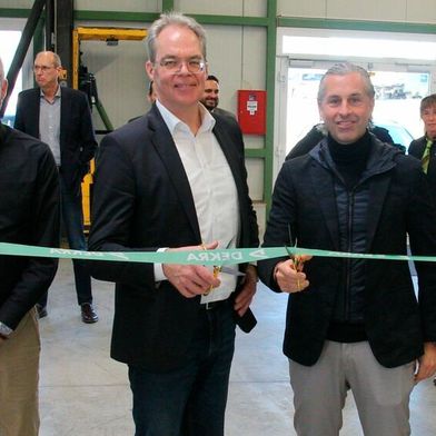 Eröffnen das neue Dekra-Ausbildungszentrum (v.l.): Marian Keller (Leiter Maschinen und Geräte), Jann Fehlauer (Geschäftsführer Dekra Automobil) und Dr. Sebastian Sigle (Bereichsleiter Industrie und Mitglied der GL der Dekra Automobil). (Bild: Dekra)