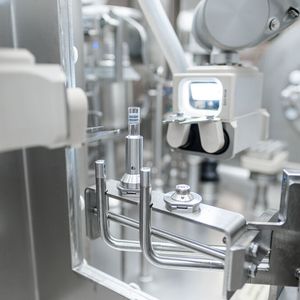 Roboter und Bildverarbeitung ermöglichen eine kontinuierliche Überwachung des Prozesses.(Bild:  Steriline)