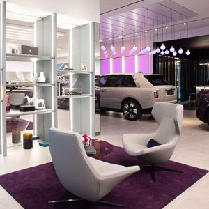 Ein weiteres Element ist das sogenannte Cabinet of Curiosity. Hier können die Rolls-Royce-Händler Luxusgegenstände präsentieren.(Bild:  Michael Tewes)