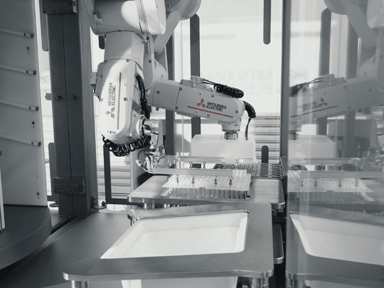 Dank „SoftTouch-Technology“ trotz Millimeterarbeit kein Glas-zu-Glas-Kontakt oder Glasbruch.(Bild:  Robotronic / Mitsubishi Electric)