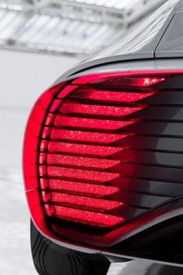 Das Mercedes-Benz Concept IAA (Intelligent Aerodynamic Automobile) ist zwei Autos in einem: Aerodynamik-Weltrekordler mit einem cw-Wert von 0,19 und viertüriges Coupé mit faszinierendem Design. Die Studie, die auf der IAA in Frankfurt ihre Weltpremiere erlebt, schaltet ab einer Geschwindigkeit von 80 km/h automatisch vom Design-Modus in den Aerodynamik-Modus und verändert durch zahlreiche aktive Aerodynamik-Maßnahmen ihre Gestalt. (Bild: Mercedes-Benz)