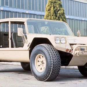 Der Cheetah war Lamborghinis erster Versuch im Geländewagensegment. Er wurde im Auftrag von Mobility Technology International (MTI) gebaut, die wiederum vom US-Militär mit der Entwicklung und dem Bau eines neuen Geländewagens beauftragt worden war. Die Cheetah war weitgehend eine Kopie des XR311-Prototyps von FMC, der 1970 für das Militär entwickelt worden war. Der XR311 und Cheetah sind quasi die Vorläufer des heutigen Humvee. (Bild: Lamborghini)