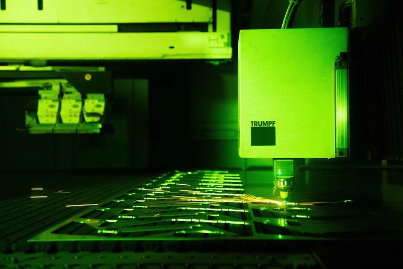 Prozesssicherheit ist für Hans Sanders das A und O. Daher ist er vom Sicherheitskonzept der Trulaser Center 7030 besonders begeistert. Das in die Bürstentische integrierte Smartgate, verhindert beispielsweise, dass Teile während des Schneidprozesses kippen. (Bild: Trumpf)