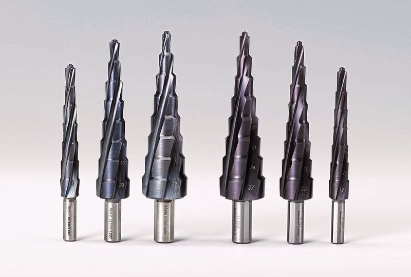 Links die originalen Stufenbohrer „Ultimatecut Ruko“ der Ruko GmbH Präzisionswerkzeuge, rechts die Plagiate der Karnasch Professional Tools GmbH (Deutschland). Der Nachahmer hat laut Aktion Plagiarius eins zu eins alle innovativen Produktmerkmale und individuellen Designdetails des von Ruko neu entwickelten Stufenbohrers Ultimatecut übernommen, ohne dass dies technisch bedingt gewesen wäre: Die Anzahl der Bohrstufen, Durchmesser und Höhe der einzelnen Stufen, die Schneidgeometrie, Zentrierspitze sowie die Radien bei den Stufenübergängen. Ruko hat seine Stufenbohrer zum Patent angemeldet, der Erteilungsprozess läuft noch. Karnasch bestreite die Neuheit und argumentiere, dass der „Stand der Technik“ frei nutzbar sei. Das Unternehmen sei nicht bereit, eine Unterlassungserklärung zu unterschreiben. (Aktion Plagiarius e.V.)