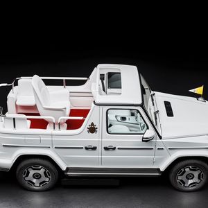 Der Fond das Papamobil ist ähnlich wie die Ladefläche eines Pick-ups zu den Seiten und nach oben offen.(Bild:  Mercedes-Benz)