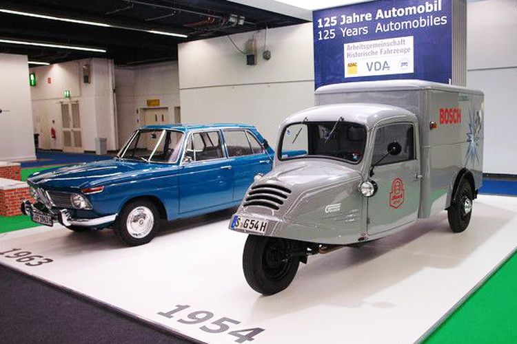 ZDK-Sonderschau auf der IAA 2011: BMW 1500 von 1963 (li.) und Goliath GD 750 von 1954. (Foto: ZDK)