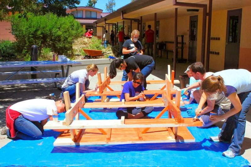 Hier werden im Rahmen des Mitarbeiterprogramms „GoogleServe“ Tische gebaut. (Google)