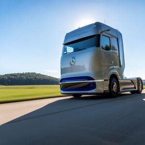 Der Truck wirkt futuristisch, „ab der zweiten Hälfte des Jahrzehnts“ soll es ihn zu kaufen geben.(Bild:  Daimler Truck)