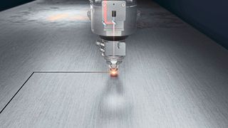 Mit der Trulaser-Serie-5000 plus Trudisk 12001 bietetTrumpf eine Laserschneidmaschine mit 12 kW Leistung. Hier der Schneidkopf mit der Funktion Active Speed Control und Kamera. (Trumpf)