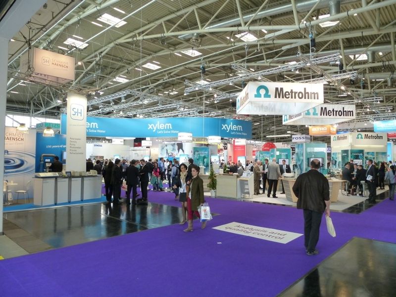 Impressionen von der diesjährigen Analytica 2014 in München. Gleich zu Messebeginn waren die Stände gut besucht.   Weitere aktuelle Bilder und Nachrichten finden Sie auf unserer Landingpage zur Analytica, in unserem Visitorguide zur Messe oder in den kommenden Tage auch auf der Bildergalerie-Übersichtsseite . (Bild: Back/LABORPRAXIS)