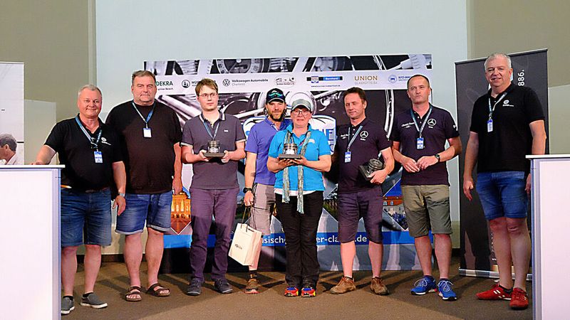 Die Sieger: (v. l.) Uwe Schmidt, Geschäftsführer der Kfz Innung Sachsen-West, gratulierte Thomas Schilling sen., Thomas Schilling jun. (3. Platz), Max und Moni Kroker (1. Platz) sowie Heiko Jentsch und Uwe Schmidt (2. Platz). (Bild: Zietz – VCG)