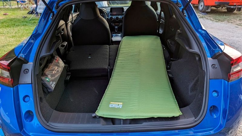 Was allerdings nicht geht, zumindest für etwas größere Personen, ist eine Übernachtung im Juke. Zwar lässt sich die Stufe im Kofferraum mit dem höhenverstellbaren Ladeboden ausgleichen, es fehlt aber an der nötigen Liegelänge. Als Mikro-Wohnmobil bei Wolkenbruch oder zerbrochenen Zeltstangen taugt das Kompakt-SUV also nicht. (Bild: Rosenow – VCG)