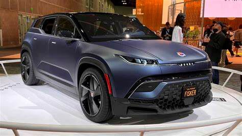 Pleite für die österreichische Fisker-Tochter. Nach der Produktionseinstellung des Elektro-SUV Ocean – hier noch stolz bei einer Präsentation – musste die Fisker GmbH aus Graz den Weg in die Insolvenz gehen. Ein halbes Tausend Jobs stehen nun außerdem auf der Kippe.(Bild:  Fisker)