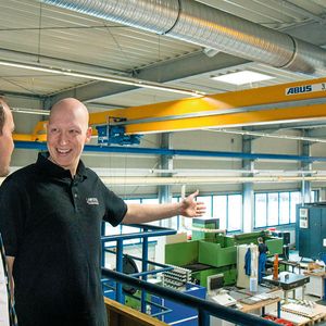 Florian Niggemeier, Projektleiter bei der Anfotec Antriebstechnologie GmbH, erläutert André Dabisch, Vertrieb bei der E. Zoller GmbH & Co. KG, die aktuellen Herausforderungen in der Fertigung.