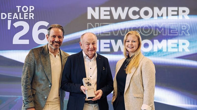 Auszeichnungt in der Kategorie Newcomer (v.l.): Erik Händler (Leiter Händlerorganisation Cupra Seat Deutschland), Robert Köhler (Geschäftsführer Autogalerie Köhler GmbH) und Theresa Köhler (Assistentin der Geschäftsleitung). (Bild: Cupra Seat Deutschland)