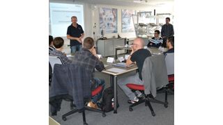 Im RAFI-Schulungszentrum in Weingarten: Gangolf Götz, Leiter des Schulungszentrums,  mit Elektrotechnik-Studenten der Hochschule Ravensburg-Weingarten. (Bild: RAFI)